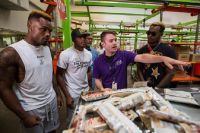 Эрисланди Лара и братья Чарло помогают пострадавшим от урагана в Хьюстоне