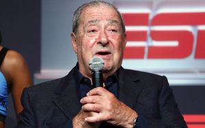 "Контракт с ESPN расторгнут!": Эдди Хирн после боя Хэйни – Ломаченко утверждает, что с Top Rank покончено