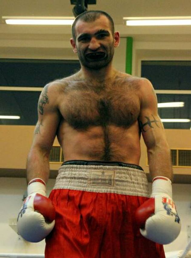Грузинский боксер набросился на своего тренера с кулаками прямо во время боя 