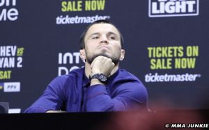 Тренер Шона О’Мэлли поставил под сомнение травму Нурмагомедова перед боем с Двалишвили