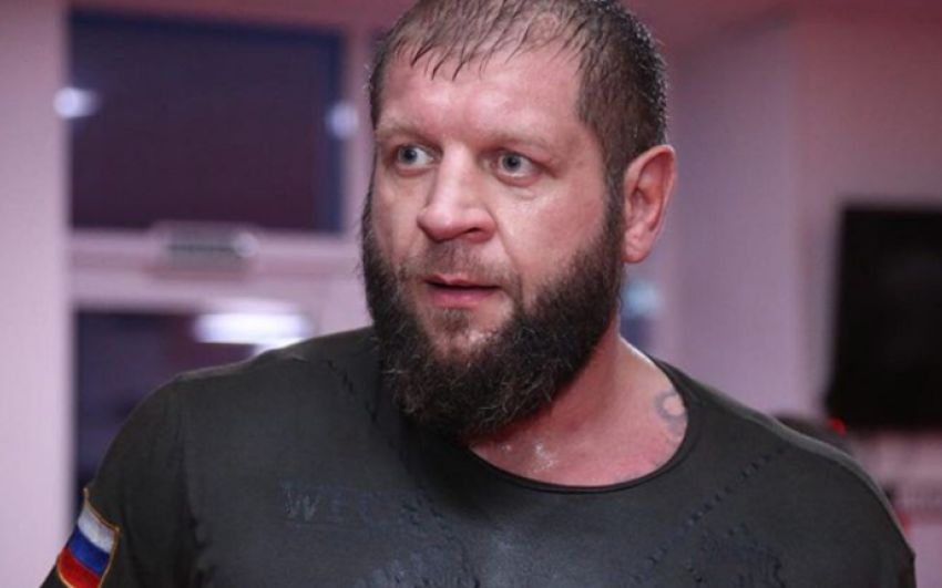 Александр Емельяненко дал подзатыльник посетителю своего мастер-класса