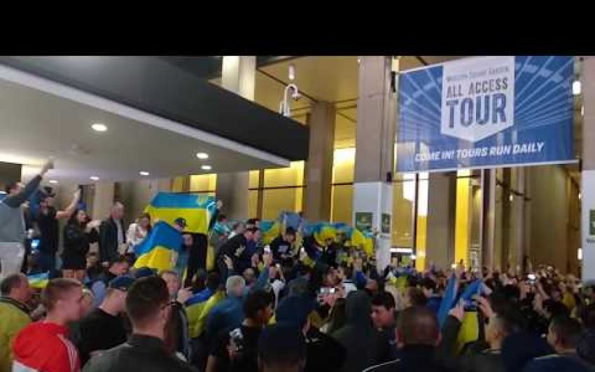 Украинцы празднуют победу после боя Ломаченко - Линарес!