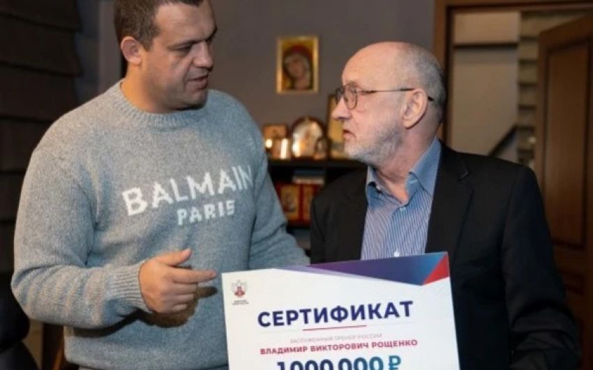 Глава исполкома Федерации бокса России вручил миллион уволенному в Челябинске именитому тренеру.