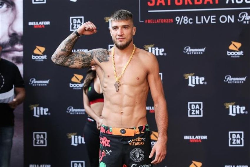 Ярослав Амосов финишировал Дэвида Рикелза на Bellator 225