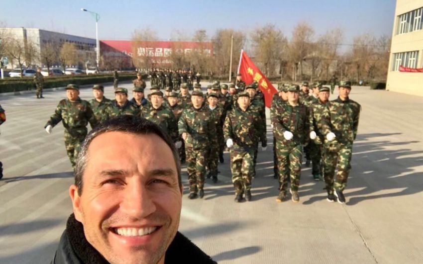 Кличко посетил странный парад в Китае