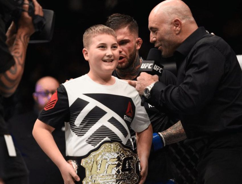 Коди Гарбрандт вручил чемпионский пояс мальчику, победившему рак