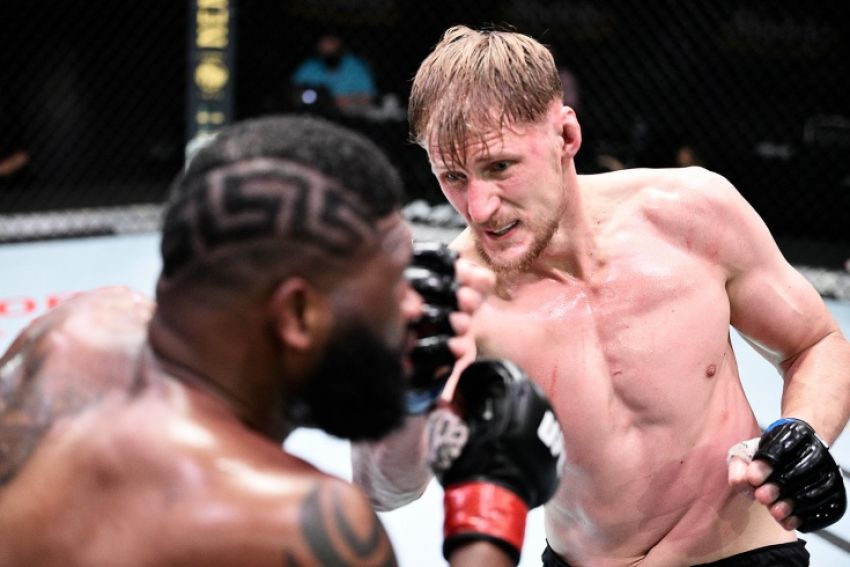 Камил Гаджиев уверен, что Волков не сможет стать чемпионом UFC