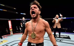 Генри Сехудо просит бой с Петром Яном: "Не знаю какова позиция UFC"