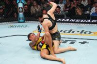 Вейли Жанг успешно защитила титул, уверенно победив Аманду Лемос на UFC 292