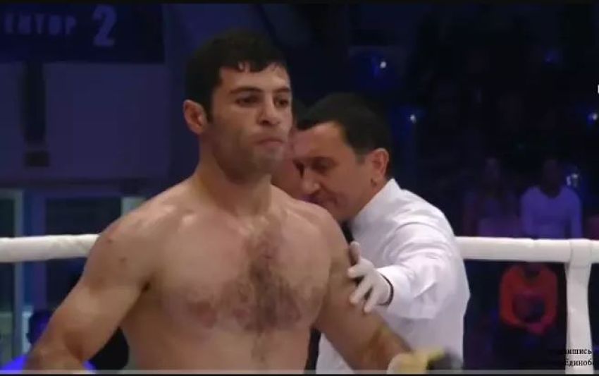 Российский боксер Ананян завоевал титул, но не получил чемпионский пояс и попал в полицию.