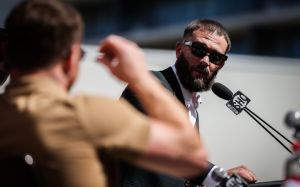Калеб Плант обвинил Альвареса в применении допинга на пресс-конференции: "Ты – с*чка, как и твой жирный тренер!"