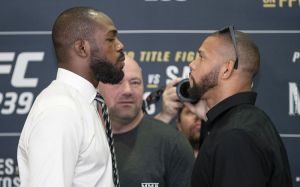 Битвы взглядов участников турнира UFC 239: Джон Джонс - Тиаго Сантос 