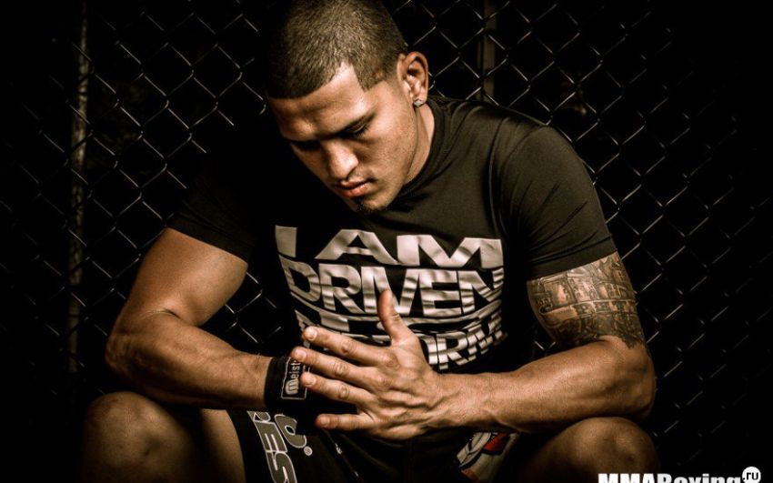 Экс-чемпион UFC Энтони Петтис решил опуститься в полулёгкий вес