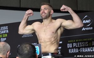 Результаты взвешивания UFC 305: Дрикус дю Плесси – Исраэль Адесанья