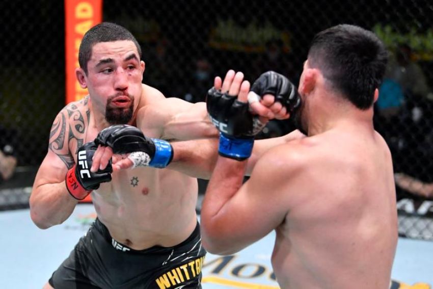 Robert Whittaker fought against Kelvin Gastelum with a hand injury