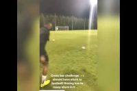 Энтони Джошуа демонстрирует свои навыки игры в футбол