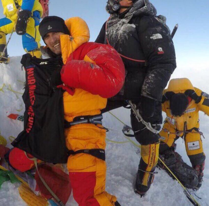  Футболку с именем Хабиба Нурмагомедова подняли на Эверест