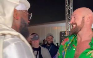 Тайсон Фьюри и Деонтей Уайлдер тепло встретились на вечере бокса в Саудовской Аравии: видео