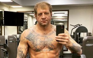 Александр Емельяненко - о бое с Тарасовым: "Если он с Кокляевым ничего сделать не смог, то что сделает с человеком, который живет и спит на ринге?"