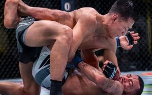 Корейский Зомби одолел судейским решением Дэна Иге в мэйн-ивенте UFC on ESPN 25