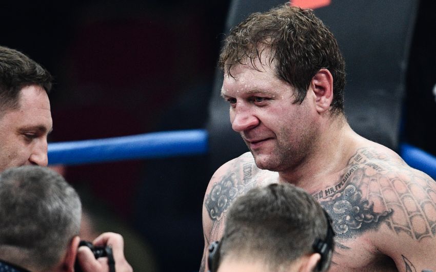 Александр Емельяненко показал, как нарушает спортивный режим: "На душе и лице одна радость!"