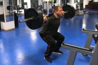 Александр Емельяненко по полной нагружает ноги в тренажерном зале