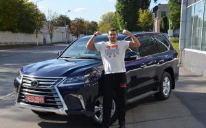 Александр Усик приобрел новенький внедорожник Lexus