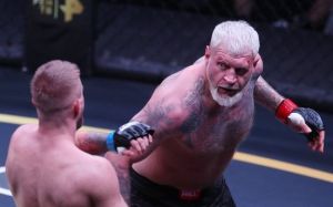 Емельяненко не согласен с поражением от Коваленко: "Не ожидал, что судьи отдадут ему победу"