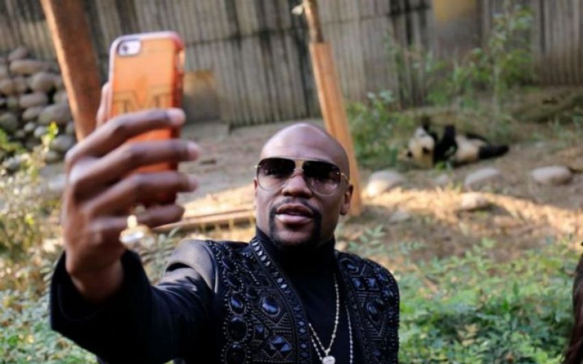 В ходе турне по Китаю Флойд Мейвезер усыновил панду и назвал ее "TMT Floyd Mayweather"