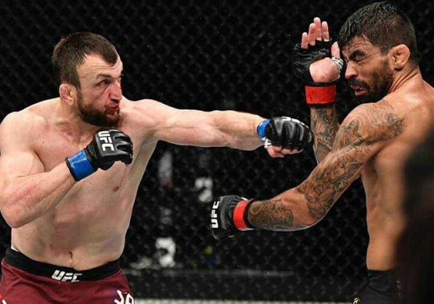 Муслим Салихов победил Элизеу Залески Дос Сантоса на UFC 251