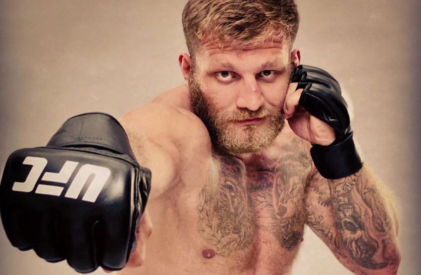 Дебютный бой Алексея Кисера в UFC сорвался из-за нацистской татуировки